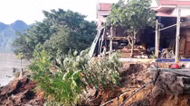 Sạt lở "ngoạm" sát móng nhà người dân sau mưa lũ 