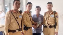 CSGT Hà Nội trao trả ví cho người đi khám bệnh đánh rơi 