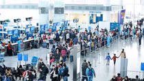 Sân bay mùa dịch có phần vắng khách hơn.