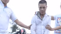 "Ôm" hơn 50 kg thuốc bom đi tiêu thụ