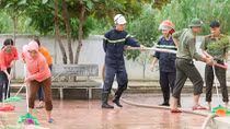 Công an bám địa bàn, giúp trường học, khắc phục hậu quả bão số 5