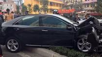 Camry nát đầu sau cú đâm cột trụ đường sắt trên cao