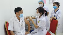 Tiêm vaccine COVID-19 cho các y, bác sỹ BV 19-8