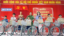 Tặng xe đạp cho học sinh nghèo hiếu học ngày cuối năm