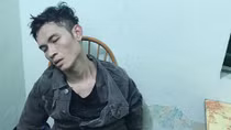 Giải cứu một cô gái bị ngáo đá cầm dao kề cổ