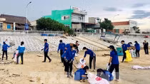 Tuổi trẻ Bình Định ra quân làm sạch biển