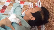 Đang ăn đêm, chủ cửa hàng massage bị côn đồ bịt mặt chém xối xả