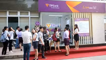 Sinh viên được phục vụ bằng ngân hàng hiện đại “không nhân viên”
