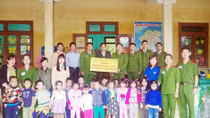 Trường Trung Cấp Cảnh sát Vũ Trang sẻ chia khó khăn với đồng bào miền Trung