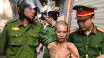 Người đàn ông có biểu hiện tâm thần lao vào nhà dân... cố thủ