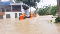 Vượt lũ làm điểm tựa cho dân
