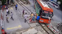 Xử phạt 15 triệu đồng đối với nhà xe và lái xe khách đâm vào barie đường sắt