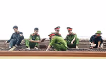 Quên ngày nghỉ để trợ giúp người dân