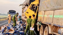 Đâm vào xe tải cùng chiều, 2 người thương vong
