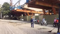 Sắt lại rơi từ công trình đường sắt trên cao xuống phố