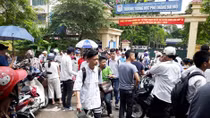 Các trường dân lập tiếp thị học sinh điểm chấp chới ở cả hai nguyện vọng