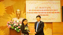 Trao tặng tài liệu về bác sỹ - liệt sĩ Nguyễn Văn Luyện