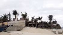 Lấn chiếm bãi biển công cộng để xây biệt thự