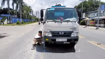 Vừa qua đường vừa bấm điện thoại, một cô gái bị xe bồn tông nhập viện