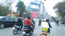 “Đầu trần” diễu phố ngày Tết đánh đu với tử thần