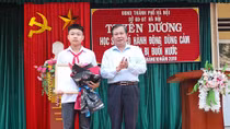 Khen thưởng học sinh lớp 9 dũng cảm cứu hai em nhỏ bị đuối nước