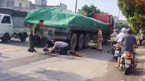 Xe container cuốn nam thanh niên vào gầm