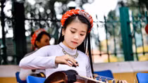 Lớn lên trong điệu đàn đất nước