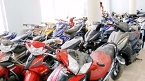 Tạm giữ hình sự hai đối tượng làm giấy tờ giả để tiêu thụ xe máy trộm cắp