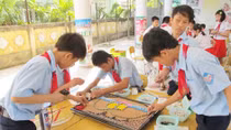 Giáo dục không thể tự đóng khung mình