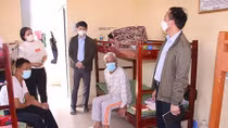 Vất vả chạy thận giữa tâm dịch