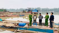 Bắt giữ 2 tàu khai thác cát trái phép trên sông Mã