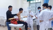 Nam sinh cấp cứu với đoạn gỗ gần 2m xuyên thân người