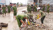 Công an Quảng Bình giúp dân khắc phục hậu quả sau lũ
