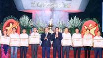 Thủ tướng Nguyễn Xuân Phúc dự lễ trao Bằng Tổ quốc ghi công cho 442 gia đình liệt sĩ