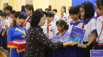 Tặng học bổng "An sinh giáo dục-xe đạp đến trường" cho trẻ em hiếu học tại An Giang