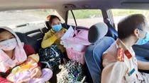 CSGT giúp sản phụ đưa con mới sinh về nhà