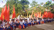 Học sinh vùng lũ khai giảng muộn