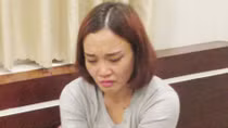 Kiều nữ lợi dụng mưa lụt để "buôn hàng đá"