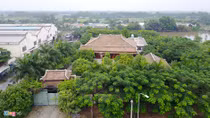 Bên trong và khoảng khuất của biệt phủ
