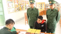 Vận chuyển 40,7 kg pháo qua sông biên giới