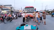Va chạm với mô tô đi cùng chiều, một người đàn ông bị cán tử vong