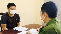 Say rượu nhổ cột sắt "chọc" bị thương người đi đường