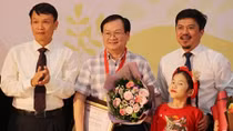 Nhà văn Nguyễn Nhật Ánh đoạt giải “Hiệp sĩ Dế Mèn”