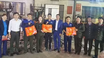 Đến tận xưởng trao quà Tết tặng người lao động 