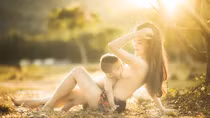 Đôi gò Bồng Đảo sương còn ngậm...