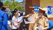CSGT tặng nước, khăn lạnh miễn phí cho thí sinh