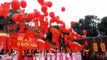 Đọc thơ để gặp người