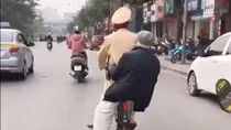 Xúc động hình ảnh chiến sĩ CSGT đạp xe chở cụ già bị lẫn về nhà