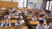 Sĩ số đông vì học sinh vào lớp 1 tăng đột biến