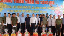 Phó Thủ tướng Thường trực Trương Hòa Bình tặng quà Tết cho gia đình chính sách